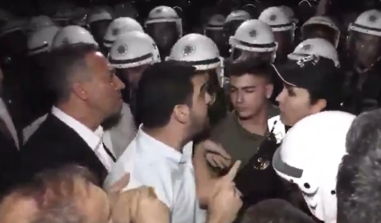CHP İstanbul İl Başkanlığı Önünde Gerginlik: Polis ve Partililer Arasında Tartışma Çıktı