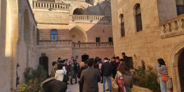 mardinin-midyat-ilcesinde-tarihi-midyat-konuk-evine-ziyaretci