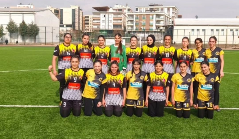 Midyat Aziz Önen Lisesi Okullar Arası Kadınlar Futbol Turnuvası’nda Şampiyon Oldu