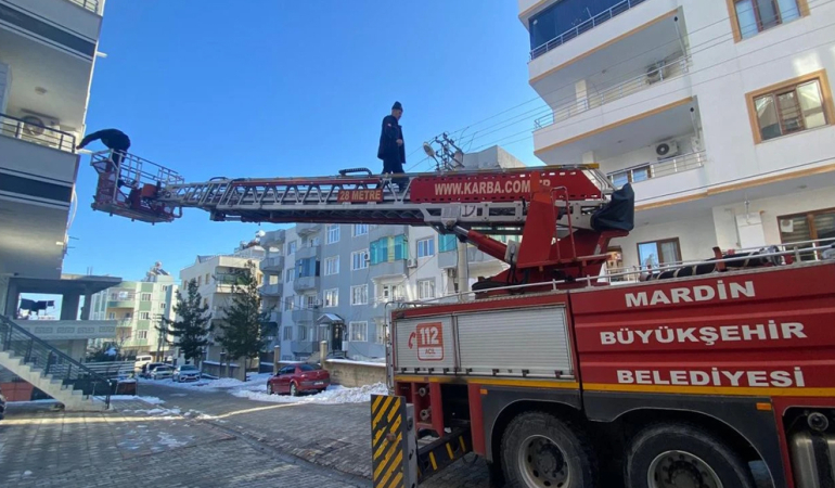 Midyat’ta Yürekleri Ağıza Getiren Anlar: Anne Balkonda Mahsur Kaldı, Çocuklar Evde Yalnız