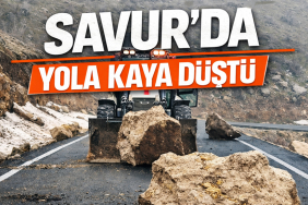 savurda yola kayalar düştü