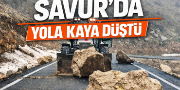savurda yola kayalar düştü