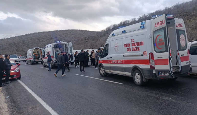 Midyat–İdil Karayolunda Otobüs Kazası: 15 Kişi Yaralandı