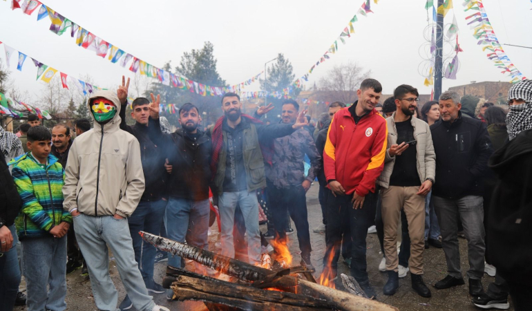 Midyat’ta Yağmura Rağmen Nevruz Ateşi Yanmaya Devam Etti