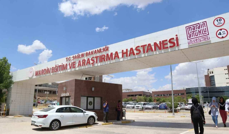 Mardin’de İki Otomobil Çarpıştı: 10 Yaralı, Aralarında Çocuklar da Var