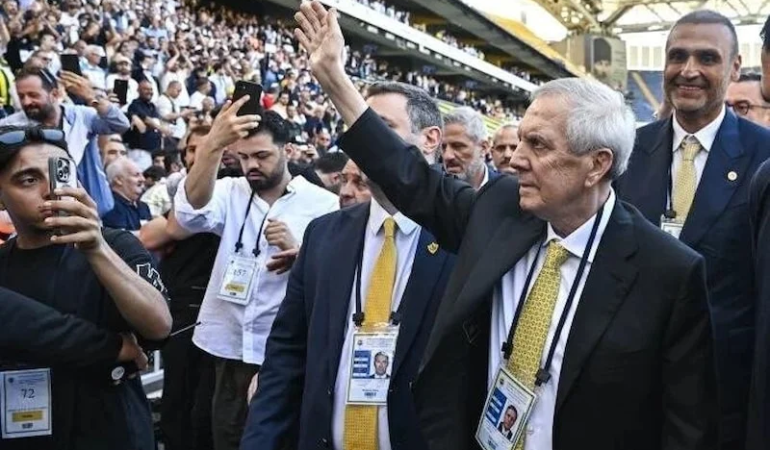 Fenerbahçe’de Aziz Yıldırım yeniden başkanlık koltuğunda
