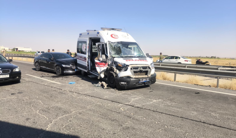 Nusaybin’de Zincirleme Trafik Kazası: Ambulans ve TIR Karıştı, 3 Yaralı