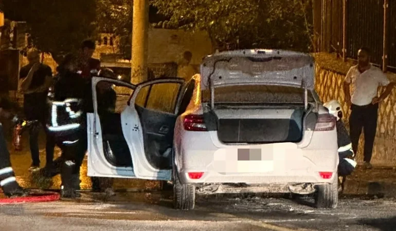 Mardin’de Park Halindeki Otomobil Alev Aldı