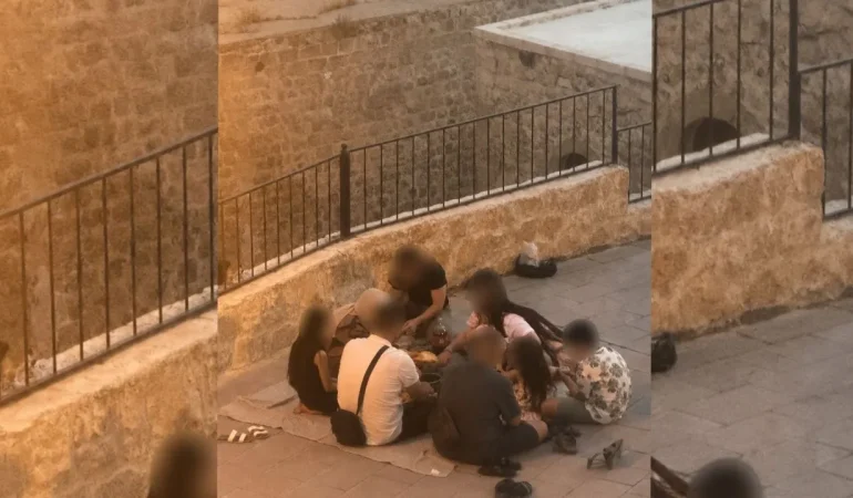 Mardin’de Yüksek Fiyat Tartışması Büyüyor: Turistler Restoran Yerine Kaldırımı Tercih Ediyor