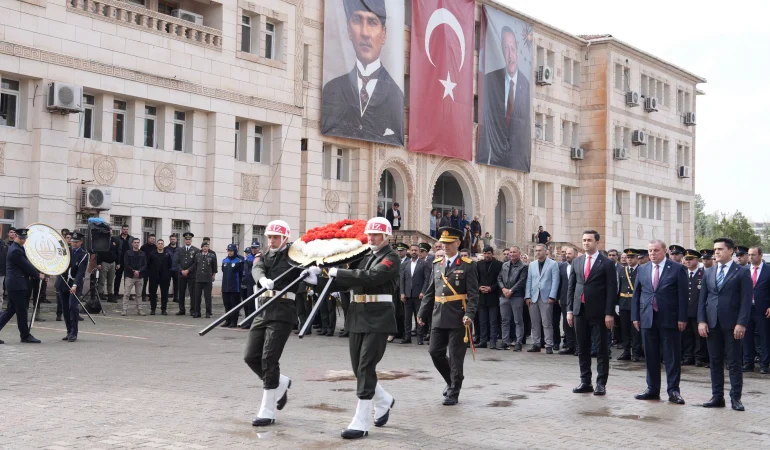 Midyat’ta 29 Ekim Cumhuriyet Bayramı için çelenk sunma töreni düzenlendi