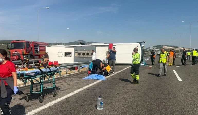 Manisa Akhisar’da Tur Otobüsü ile Tır Çarpıştı: 11 Ölü, 27 Yaralı