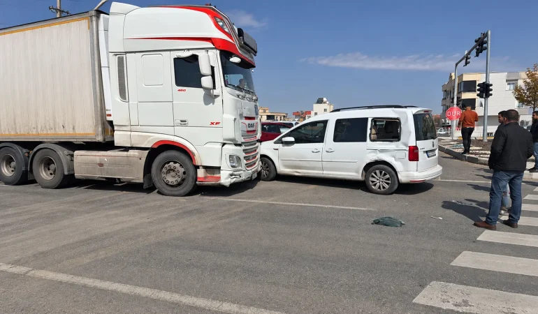Midyat’ta Tır Otomobile Çarptı