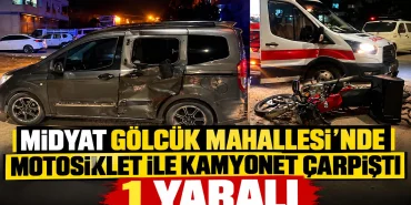 Nattlig trafikolycka med ambulans och räddningsljus