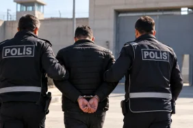 Polis eskortu cezaevi girişinde