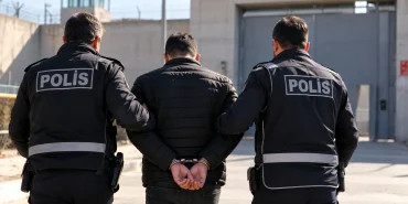 Polis eskortu cezaevi girişinde