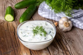 Restoran masasında cacık ve QR kodlu dijital menü